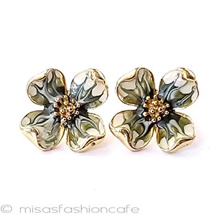 Trifari トリファリ ハナミズキの花ピアス Trifari トリファリ ハナミズキの花ピアス