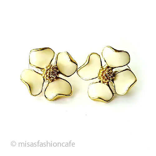 Trifari トリファリ ハナミズキの花ピアス Trifari トリファリ ハナミズキの花ピアス