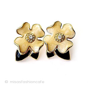 Trifari トリファリ ハナミズキの花ピアス Trifari トリファリ ハナミズキの花ピアス