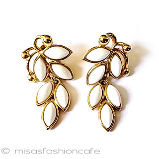 Trifari　 トリファリ 白葉ドロップピアス