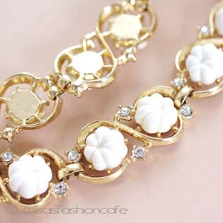 Ｔｒｉｆａｒｉ　 トリファリ 白いお花　ネックレス