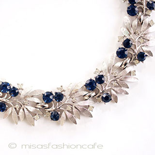 Ｔｒｉｆａｒｉ　 トリファリ ネイビー花　ネックレス
