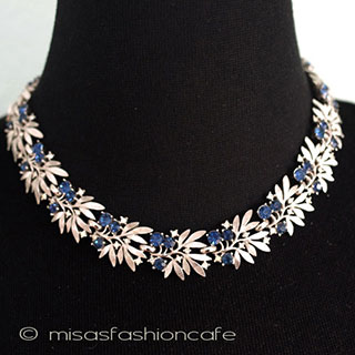 Ｔｒｉｆａｒｉ　 トリファリ ネイビー花　ネックレス