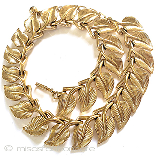 Ｔｒｉｆａｒｉ　 トリファリ 金リーフ　ネックレス