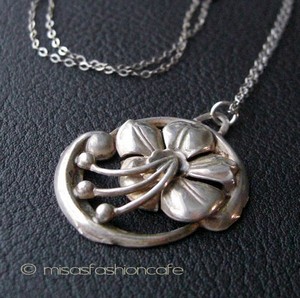 Sterling 銀製 Lang刻印　 ユリの花ネックレス