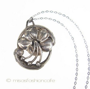 Sterling 銀製 Lang刻印　 ユリの花ネックレス
