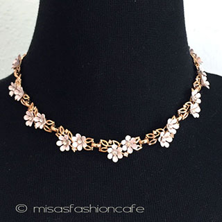 Ｔｒｉｆａｒｉ　 トリファリ 白い小花　ネックレス