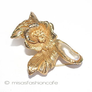Trifari　 トリファリ バロックパールの花