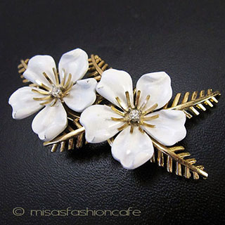 Ｔｒｉｆａｒｉ　 トリファリ 白花ブーケ　 ブローチ