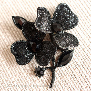 Blackすみれの花　ブローチ