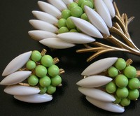 クラウンTrifari　ブローチ＆イヤリングセット